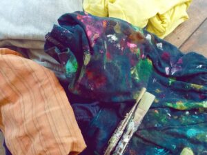 Récupérer les vieux vêtements usés pour la peinture